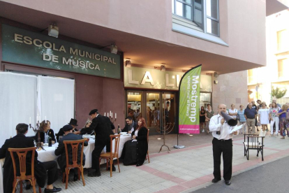 Homenaje teatral a Buñuel con el grupo A Galet, ayer en la inauguración del festival Mostremp.