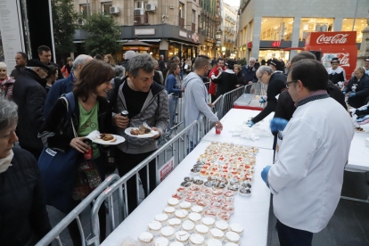 La Germandat de Pau Pi va preparar cinc-centes racions d’embotits a la Tupinada, que va comptar amb pastissos de Carnaval elaborats pel Gremi de Forners de Lleida.