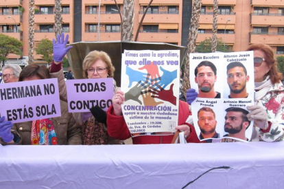 Decenas de mujeres se concentraron en la ciudad de la Justicia de Córdoba en apoyo a la víctima.