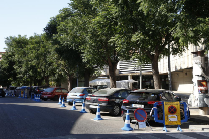 Ahir ja es va instal·lar la senyalització perquè els cotxes no aparquin al costat del centre cívic de Balàfia.