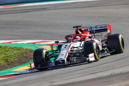 Kimi Raikkonen pilota su Alfa Romeo durante el test en Montmeló.