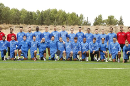 Jugadores y cuerpo técnico del Lleida que esta temporada lucharán, una vez más, por ganarse una plaza en la Segunda división A.