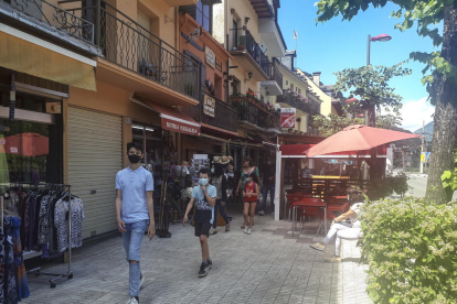Els turistes van passejar i van visitar els comerços del Baish Aran, que ahir van obrir les portes després de mesos sense clients.
