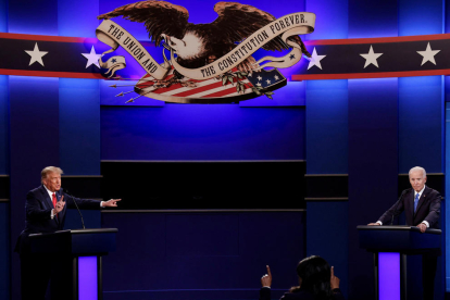 El president dels Estats Units, Donald Trump, i el candidat demòcrata, Joe Biden, en el debat final de la campanya presidencial dels Estats Units del 2020 a la Universitat Belmont de Nashville, Tennessee