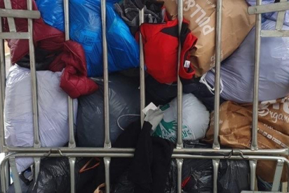 Cartaes pide que no se deposite ropa usada en sus contenedores