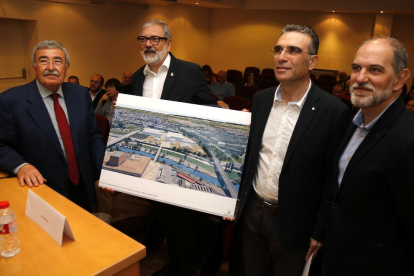 L'alcalde, Fèlix Larrosa, acompanyat del director de Fira de Lleida i el president de la Cambra de Comerç, amb el plànol del nou recinte.