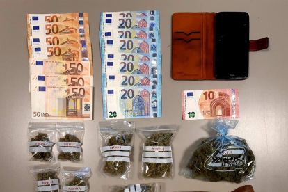 Vista de la droga i els diners intervinguts al detingut a Aran.