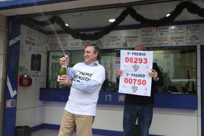 Un venedor de loteria de Saragossa celebra haver venut dècims del tercer i el cinquè premi.