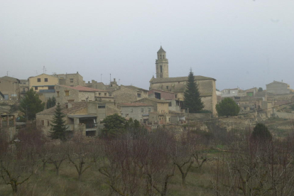 Vista de Tarrés con la iglesia del pueblo. 