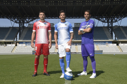 Xemi, Joan Oriol y Pau Torres, en el Camp d’Esports con las nuevas equipaciones del Lleida para esta temporada.