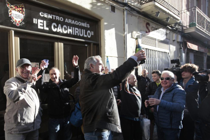 Un grupo de personas celebrando ayer el premio Gordo delante del centro aragonés El Cachirulo de Reus. 