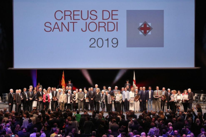 Fotografía de grupo de las 28 personalidades y 15 entidades galardonadas con la Creu de Sant Jordi 2019 en un acto celebrado ayer en el Auditori del Fórum de Barcelona