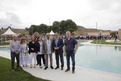 Mas en la inauguración de las piscinas municipales de Alfés, acompañado por miembros del partido. 