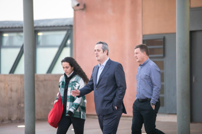 L’exconseller Joaquin Forn va abandonar ahir la presó de Lledoners acompanyat de la seua filla.