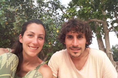 Albert Riera i la seua parella Alícia, natural de València, durant un viatge recent a Tonga.