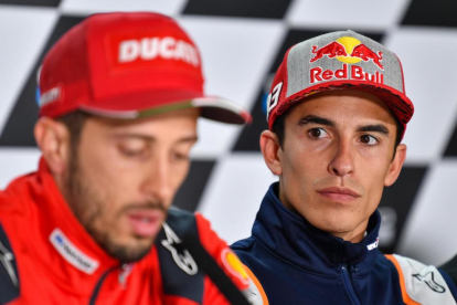 Marc Màrquez observa Andrea Dovizioso durant la roda de premsa prèvia al GP de la Gran Bretanya.