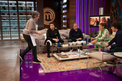 Juana presenta un plato al jurado, con Florentino como invitado.