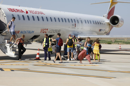 Los primeros viajeros que aterrizaron ayer en Alguaire en el vuelo que llegó desde Maó. 