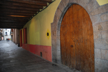 Imagen de archivo del portal de la casa de Cal Roger de La Seu.
