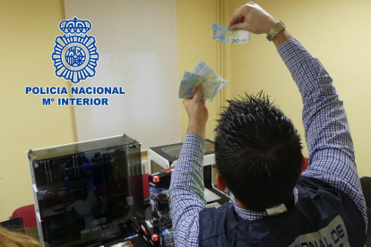 Un detingut a Lleida per comprar diners falsos a través d'internet