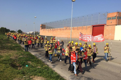 Mig miler de bombers de tot Catalunya protesten a Lleida