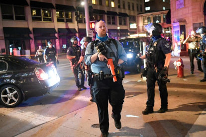 Imatge de policies fortament armats a Minneapolis per atallar els disturbis.