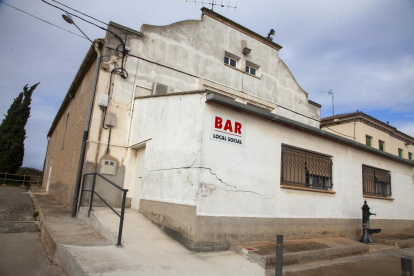 Las grietas del bar del local social de La Guàrdia d’Urgell. 