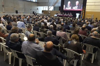 Un moment de l’assemblea de la FCAC, presidida per Ramon Sarroca i clausurada per Quim Torra.