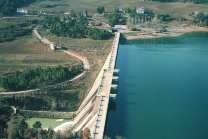 La presa y parte del entorno del pantano de Sant Ponç.