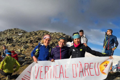Las tres primeras clasificadas femeninas del pasado año al llegar a lo alto del Monteixo.