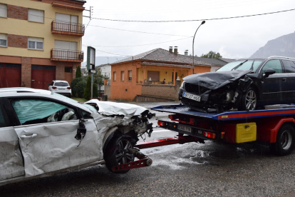 Imatge de dos dels vehicles implicats després de ser retirats per una de les grues.