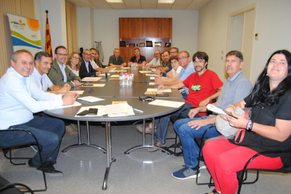 Los alcaldes se reunieron en la sede del consell comarcal. 