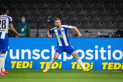 Vedad Ibisevic celebra el primer gol davant una grada buida.