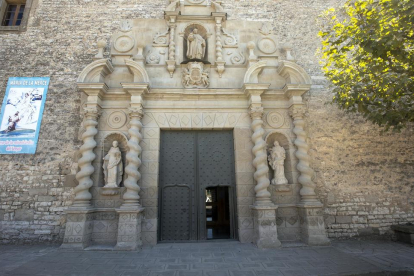 El santuari de Sant Ramon, amb les dos noves escultures al costat de les portes.