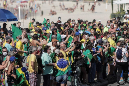 Simpatizantes de Bolsonaro sin guardar las distancias, ayer, en Río.