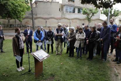 Un centenar de persones es van congregar ahir als Jardins George Orwell de l’Hospital Santa Maria de Lleida per homenatjar l’escriptor.