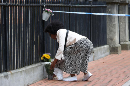 Una dona diposita flors a prop del lloc de l’atac, ahir.