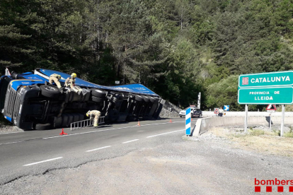 El camión quedó volcado sobre la cuneta en el límite entre Catalunya y Aragón. 