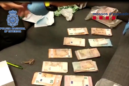La Policia Nacional i els Mossos d’Esquadra van decomissar més de 34.000 euros durant l’operació.