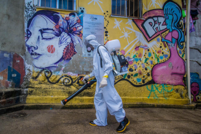 Imagen de las tareas de desinfección en una favela, a las afueras de Río de Janeiro.