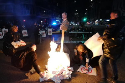 Es disfressen de jutges per cremar una foto del rei Felip VI