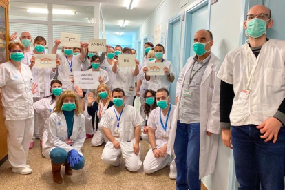 Profesionales del servicio de Farmacia Hospitalaria del Arnau se hicieron una foto para dar ánimos a la población.
