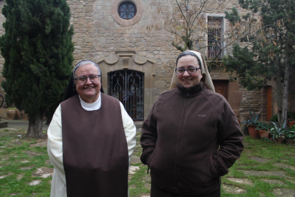 Sor Maria Trinitat y Pilar en el Monasterio de Santa Maria de Refet. 