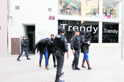 La Guàrdia Civil va detenir dos persones en un pis del carrer Travessia del Carme a Lleida ciutat.