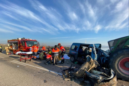 El accidente ha tenido lugar a las 08:20 horas a la altura del kilómetro 3,5 de la A-230, a unos tres kilómetros de Caspe.