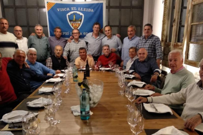 Grup d’exjugadors del Lleida que es van reunir ahir al restaurant Tòfol.