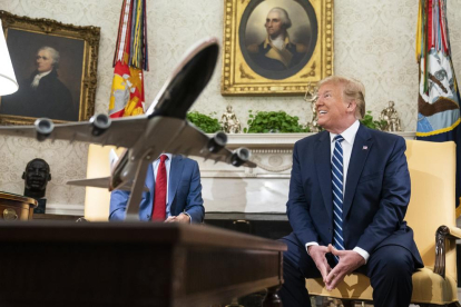 El president dels EUA, Donald Trump, al costat d’una maqueta del nou Air Force One.