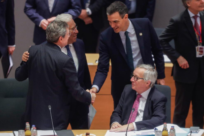 Sánchez saluda Mario Draghi, president del BCE, en presència de Juncker i del ‘premier’ lusità, ahir.