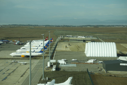 Vista dels hangars i l’estacionament d’avions d’Alguaire des de la torre de control.