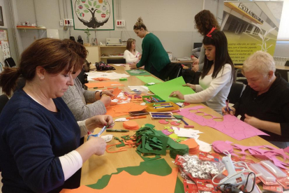 Imagen de los talleres para confeccionar disfraces reivindicativos, ayer en la Escola Països Catalans.